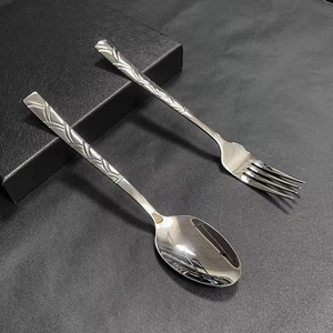 ชุดช้อนส้อมสแตนเลสสวยงาม ดูหรูหราและเหนือกาลเวลา เข้ากับทุกการตกแต่งโต๊ะอาหาร - Product Image 6