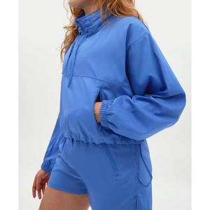 Ensemble de veste coupe-vent personnalisée pour femme en polyester/coton, imperméable et respirante, avec capuche dissimulée et demi-zip, idéal pour l'été - Product Image 1