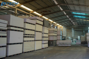 Pitech Vietnam Panneau de mousse PVC blanc de haute qualité Film de revêtement en feuille de plastique rigide pour l'utilisation de meubles robustes Coupe personnalisable - Product Image 5