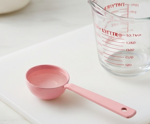 Ensemble de 4 cuillères doseuses en plastique rose avec longues poignées, parfaites pour une utilisation en cuisine, à la maison et à l'hôtel - Product Image 5