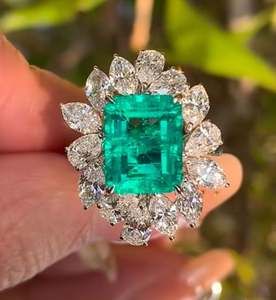 Anillo de Compromiso y Boda de Plata de Ley Chapado en Oro Amarillo con Esmeralda Verde Corte Esmeralda, Esmeralda de Laboratorio de Lujo y Circonita Cúbica - Product Image 2