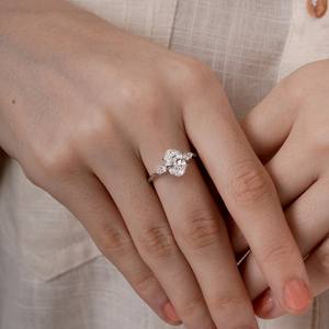 Bague de fiançailles en diamant de laboratoire ovale à trois pierres, avec diamants en forme de poire sur les côtés, certifiée IGI, bijoux fins - Product Image 2