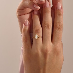 Bague de Fiançailles et de Promesse Classique en Or Massif 14K, Diamant de Laboratoire 1 Carat Forme Poire Sertie en Bezel, Couleur DEF, Clarté VS-VVS, Cadeau d'Anniversaire - Product Image 4