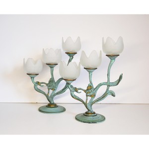 Candélabre en laiton antique avec abat-jour en forme de tulipe givrée, finition patine verte, décoration d'intérieur, design métallique durable - Product Image 2