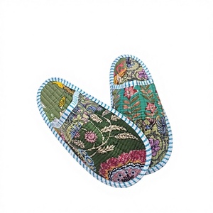 Pantoufles matelassées en tissu imprimé de haute qualité, en coton, antidérapantes, chaudes, légères, accessoires de chaussures décontractées - Product Image 1