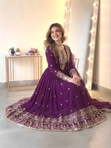 Robe Anarkali brodée violette pour femme, tenue traditionnelle indienne et pakistanaise, longueur ras du sol, coupe ample en polyester, idéale pour les mariages - Product Image 5
