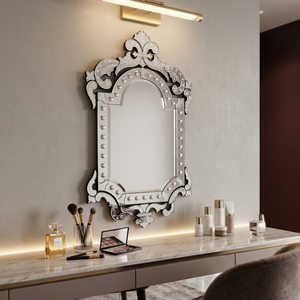 Miroir cintrée vénitien artisanal avec cadre en verre clouté et gravure florale |   Miroir décoratif haut de gamme pour la décoration intérieure - Product Image 4