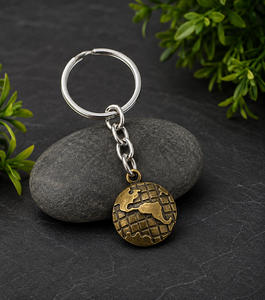 Porte-clés globe terrestre vintage en laiton antique, pendentif carte du monde, accessoire souvenir de voyage - Product Image 1