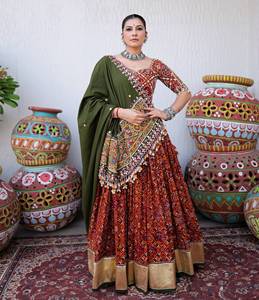 Dernière Collection : Lehenga Longue en Coton Mousseline Imprimé, Style Ethnique Indien pour Festivals, avec Broderie Miroir et Bordure en Dentelle Lampi, Séchage Rapide - Product Image 2