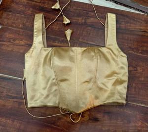 Chemisier de sari en satin argenté rembourré avec attache dorsale en Dori, prêt-à-porter pour femme - Product Image 1