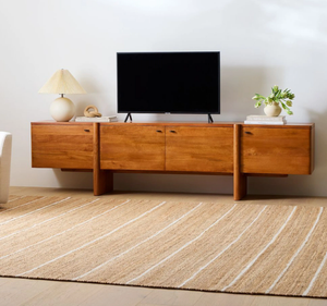 Meuble TV moderne en teck massif avec double porte de rangement, étagère ouverte et console multimédia minimaliste en bois - Product Image 1