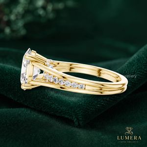 Bague de fiançailles de créateur en or avec diamant de laboratoire taille ovale, épaules cathédrale et sertissage en panier surélevé - Product Image 4