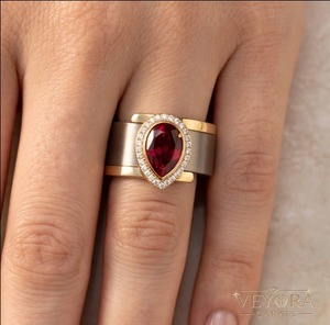 Bague Halo personnalisée en or massif 14 carats avec pierre de naissance taille poire, accessoire de luxe pour un style élégant de bague Oura - Product Image 1