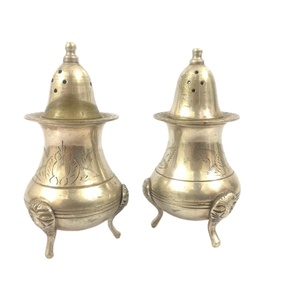 Ensemble de 2 salières et poivrières portables en laiton, accessoires de table décoratifs, salière sur pied, artisanat en métal - Product Image 1