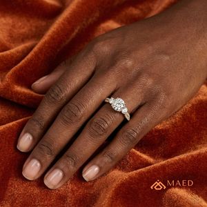 Bague à trois pierres en moissanite pour femme, couleur or, bijoux de fiançailles, de mariage et d'anniversaire, style élégant pour un usage quotidien - Product Image 5