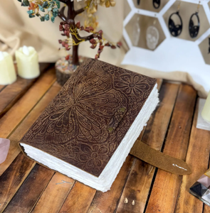 Journal en cuir vintage fait main - Livre des ombres vierge avec fermeture à clé en laiton - Product Image 5