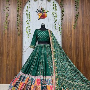Lehenga Choli en coton mousseline imprimé de qualité supérieure pour Navratri avec travail de miroirs véritable et dupatta en coton mousseline de créateur – Prix de gros - Product Image 6