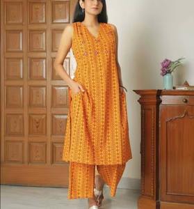 Conjunto étnico de uso diario en color amarillo, tela suave y transpirable para venta al por mayor en boutiques, conjunto de kurta de algodón para mujer con trabajo de espejo. - Product Image 2