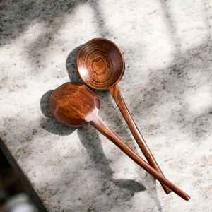 Cuillères en bois artisanales en gros, ustensiles de cuisine de qualité export, cuillères de cuisson et de service par Universal Overseas - Product Image 1