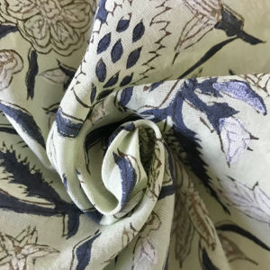 ผ้าฝ้ายพิมพ์ลายด้วยมือ – พื้นสีขาว พิมพ์ลายดอกไม้สีครามและสีน้ำตาล ลายจาล พิมพ์ลายดอกไม้แบบดั้งเดิมของอินเดีย - Product Image 2