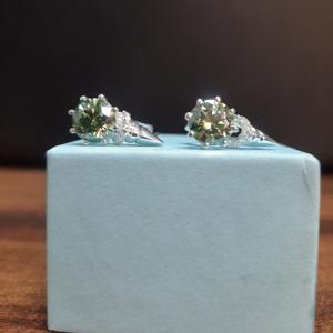 ต่างหูเพชรโมอิสซาไนต์ทรงกลมสีเขียวอมฟ้า งานแฮนด์เมด ทำจากเงินแท้ 925 ประดับเพชรระยิบระยับ ราคาประหยัด - Product Image 2