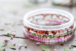 Bracelet en résine acrylique, multicolore, large, irrégulier, carré, pour femme, effet éblouissant et exagéré - Product Image 4