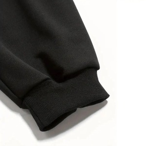 Survêtement en coton uni de qualité supérieure, confectionné avec un tissu respirant de haute qualité offrant une texture douce, une sensation légère et un style décontracté. - Product Image 3