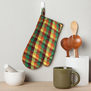 100% Cotton <b>Simple</b> and Beautiful checkered Oven Mitt for Kitchen and Oven Use Oven Mitt Manufacturer in India. - Product Image 1