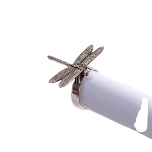 แหวนรองผ้าเช็ดปากรูปแมลงปอโลหะเคลือบแบบเป็นมิตรกับสิ่งแวดล้อม คุณภาพสูง ผลิตจากโลหะผสมสังกะสี สำหรับตกแต่งโต๊ะในบ้าน โรงแรม งานแต่งงาน และวันหยุด - Product Image 1