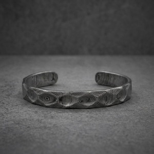 กำไลข้อมือเหล็กดามัสกัสตีขึ้นรูปด้วยมือ – เครื่องประดับสไตล์ไวกิ้งสมัยใหม่ ของขวัญวันครบรอบ - Product Image 3