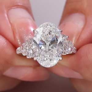 Anillo de Moissanita Brillante de 5CT con Corte Ovalado y Halo de Diamantes, Plata de Ley 925 Original, Regalo Perfecto para Aniversario o Fiesta para Ella - Product Image 5