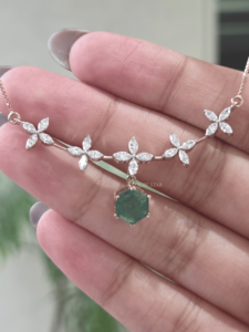 Collier pendentif en or 14 carats avec diamant de laboratoire taille émeraude Qube Star, certifié IGI, 8,10 carats, design floral de luxe, pierre précieuse verte - Product Image 4