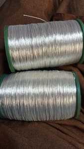 Hilo dorado de la mejor calidad hecho con fibra metálica premium, ideal para bordado, costura, apliques, insignias, uniformes y costuras decorativas. - Product Image 2