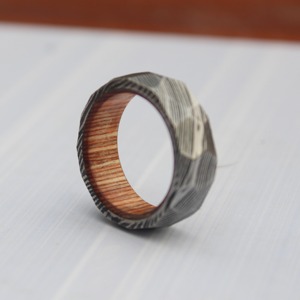 Bague artisanale vintage en acier Damas avec incrustation en bois de fût de whisky facetté, certifiée par un tiers, pour fiançailles et mariage - Product Image 3