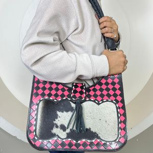 กระเป๋าถือสตรีดีไซน์แบบกำหนดเองได้กระเป๋าสะพายไหล่สีชมพูและสีดำหนังวัวเครื่องมือหรูหราออกแบบสไตล์ตะวันตก - Product Image 4