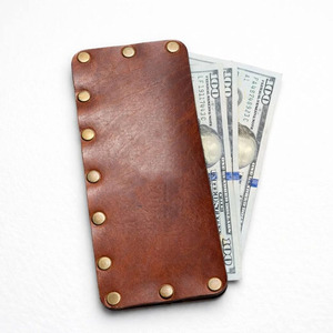 Porte-monnaie en cuir véritable avec fermeture à pression sécurisée, finition élégante, design compact, compartiment à monnaie spacieux, en vente - Product Image 1