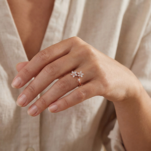 Bague en diamant floral Evermore, bague en or rose de qualité supérieure avec diamant taille ronde, design feuille orné de diamants, en or rose 9 carats - Product Image 2
