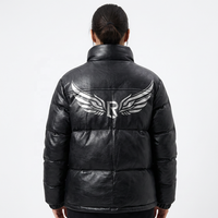 Manteau d'hiver pour homme en peau de mouton noire avec logo imprimé sur le devant, col montant tissé, style streetwear, fermeture éclair réversible, imperméable, rembourré de duvet