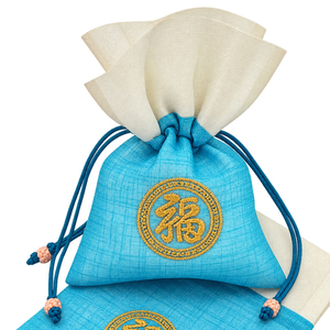 Mini pochette coréenne traditionnelle carrée en polyester de 6 pouces avec cordon de serrage et détails dorés - Product Image 5