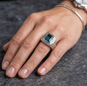Anillo de Plata de Ley 925 para Hombre, Estilo Vintage, con Topacio Azul Corte Esmeralda en Engaste de Bisel, para Joyería Fina y Uso Diario - Product Image 3