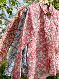Chemise décontractée à col en coton doux de luxe, imprimé floral botanique blanc et rose rosé, fait main en Inde, col rabattu - Product Image 4