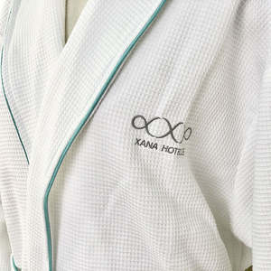 ชุดผ้าขนหนูอาบน้ำหรูหรา 5 ดาว โรงแรมเนสต้า สปอร์ตส์ และชุดคลุมอาบน้ำบอดี้เวิร์คส์ พร้อมบริการปักแบรนด์ตามสั่ง ผู้ผลิต OEM ODM - Product Image 2