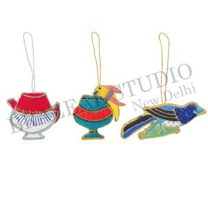 Adornos Navideños Personalizados de Terciopelo y Satén Hechos a Mano por Brazeal Studio, Ecológicos, con Cuentas Bordadas y Hilos Dorados de Fábrica - Product Image 2