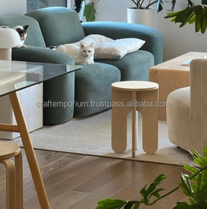 Tabourets latéraux fabriqués à la main en marbre Cadres solides en métal coulé Esthétiquement agréable Design poli à la main Artisanat durable - Product Image 3