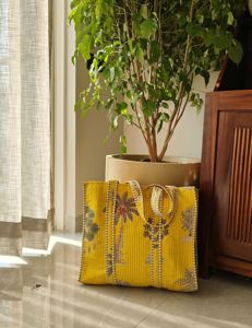 Bolso Tote de Algodón Acolchado Hecho a Mano en India |   Bolsa de tela reutilizable ecológica. Bolsa de mano con estampado de palmeras amarillas (con cremallera), 100% algodón. - Product Image 4