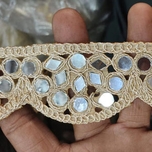 Ribete de encaje bordado de lujo, ecológico, elegante y tradicional, con trabajo de oro Zari y diseño geométrico con efecto espejo, para prendas étnicas y artesanía - Product Image 1