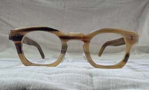 Lunettes de vue tendance en corne de bœuf avec matériaux organiques naturels, forme moderne, option de logo personnalisé et design artistique - Product Image 4