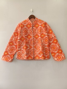 Veste matelassée en coton réversible faite à la main, imprimé indien et motif floral bohème, pour l'hiver et l'été - Product Image 1
