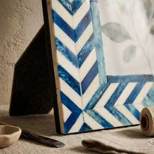 Porte-photos décoratif artisanal en résine et os incrusté, motif mosaïque élégant, pour espaces modernes - Product Image 3