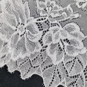 Tela de Encaje Elástico Floral de 17.5 cm, Ligera y Personalizable, Encaje de Nailon y Elastano con Borde Festoneado para Lencería, Vestidos y Ropa de Novia - Product Image 4